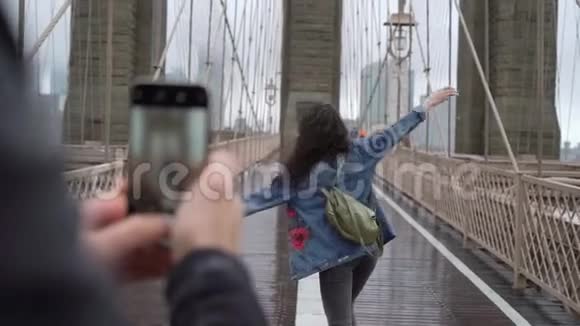 年轻夫妇在布鲁克林大桥散步视频的预览图