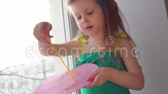 可爱的小女孩缝一个粉红色的手提包视频的预览图