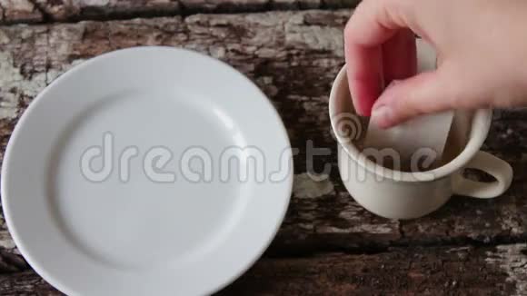 棉花糖和一杯白茶视频的预览图