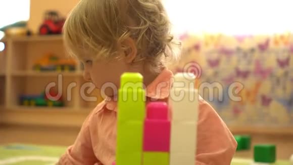 学前快乐幼儿在幼儿园玩多种颜色的积木视频的预览图