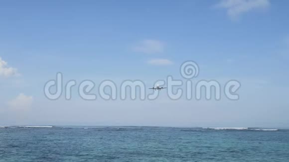 飞机降落在碧海之下的巴厘岛机场海面上波涛汹涌视频的预览图