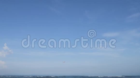 飞机降落在碧海之下的巴厘岛机场海面上波涛汹涌视频的预览图
