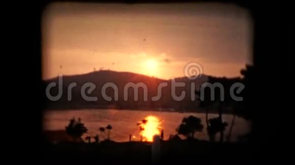 海岸边美丽的海岸日落视频的预览图