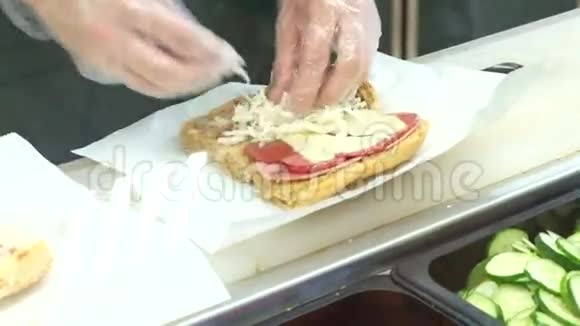 一位厨师用新鲜沙拉做三明治视频的预览图