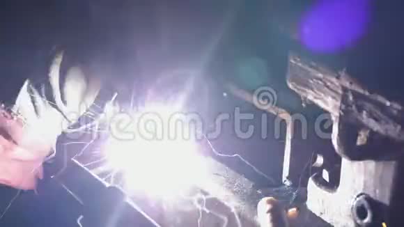 金属工业焊接视频的预览图