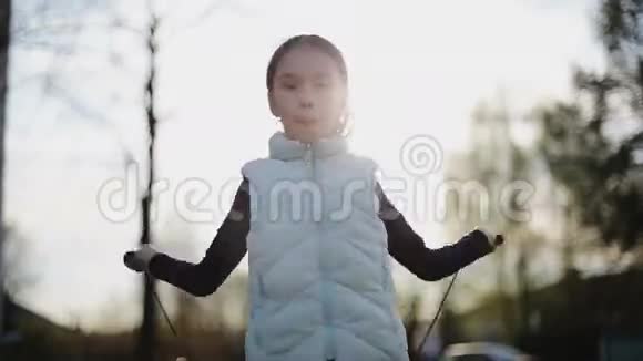 小女孩在日落时跳绳视频的预览图