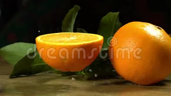 一组橘子叶子放在木板上视频的预览图