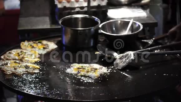 1920x1080户外烹饪鸡蛋炒面和豆芽煎蛋卷亚洲食品视频的预览图