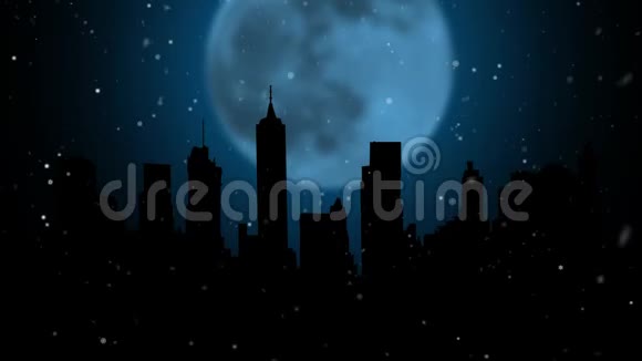 夜晚的城市雪花飞舞烟花在月亮的背景下铭刻着快乐的新年视频的预览图