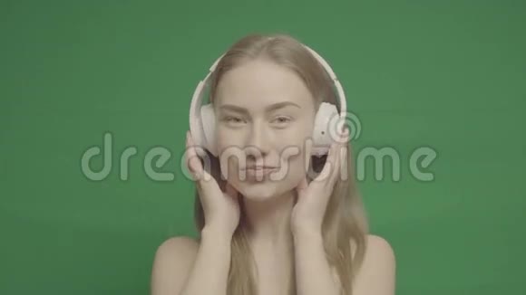 快乐女孩听白色耳机音乐视频的预览图