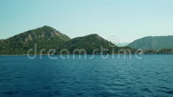 在海上的岛屿上航行视频的预览图