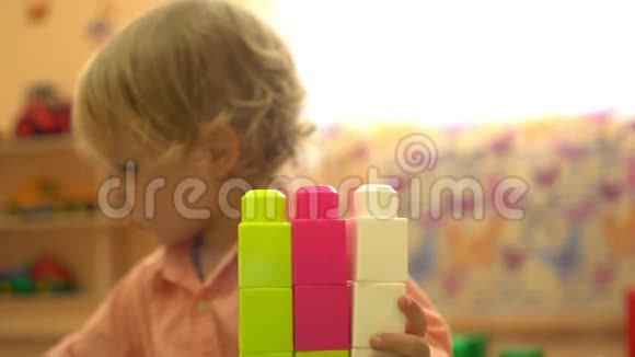 学前快乐儿童在幼儿园玩多种颜色的积木视频的预览图