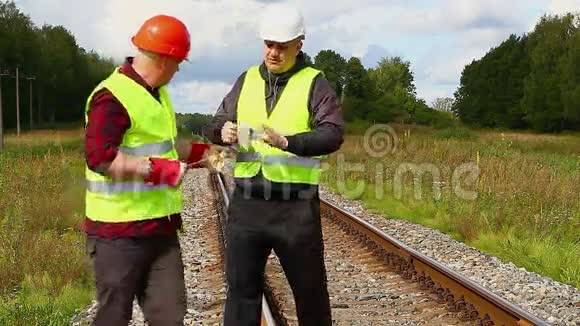 铁路工人带绳视频的预览图