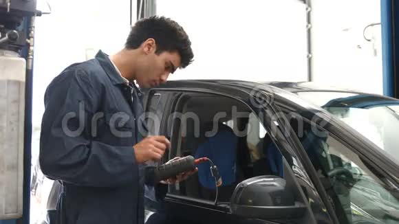 英俊的机械师在修理一辆车视频的预览图