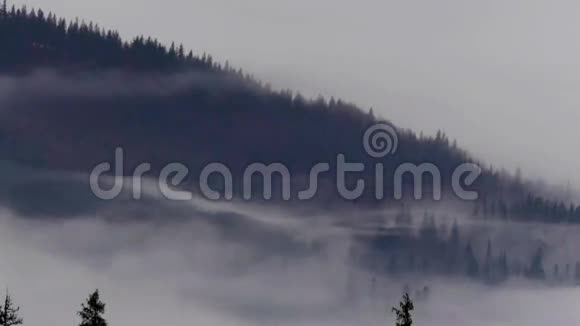时光流逝的片段群山中的云视频的预览图