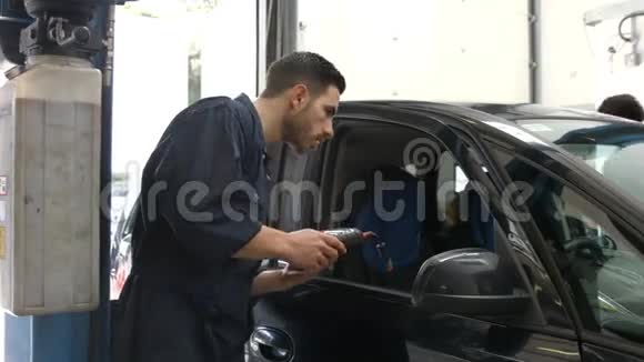 英俊的机械师在修理一辆车视频的预览图