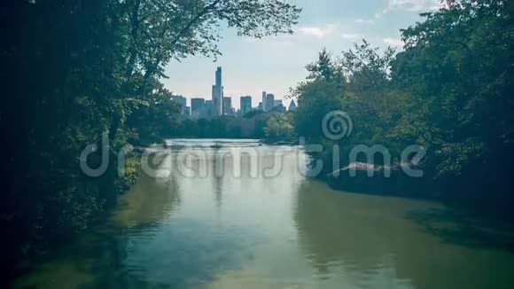中央公园舒适的河流距离纽约市4公里视频的预览图