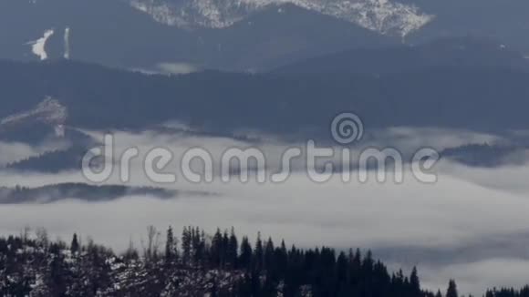 时光流逝的片段群山中的云视频的预览图