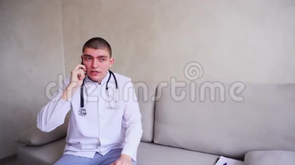 手机医生给坐在医院办公室沙发上的病人提供建议视频的预览图