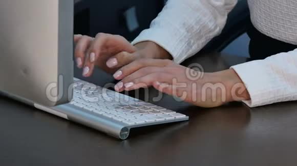女性在办公室打字视频的预览图