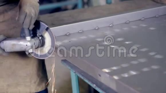 使用工业磨床在金属加工厂操作的工人视频的预览图