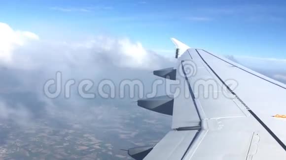 机翼翱翔于云端视频的预览图