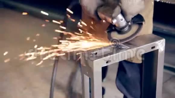 使用工业磨床在金属加工厂操作的工人视频的预览图