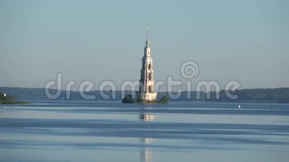 Uglich水库的全景有一座被淹的钟楼俄罗斯卡利亚津视频的预览图