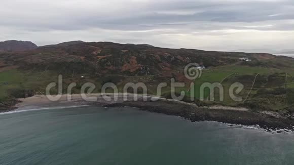 飞越大西洋之路的海岸线由爱尔兰邓格洛郡的马盖里视频的预览图