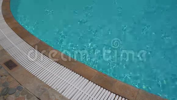 室外泳池配绿松石水视频的预览图