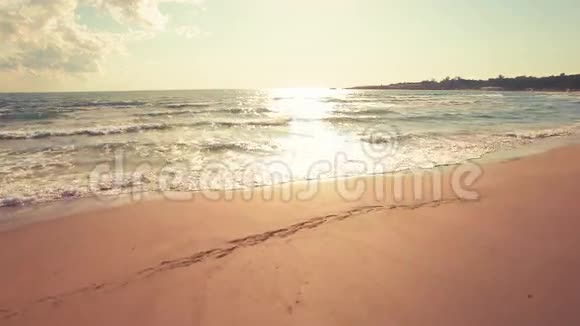 美丽的大海和沙滩的空中拍摄视频的预览图