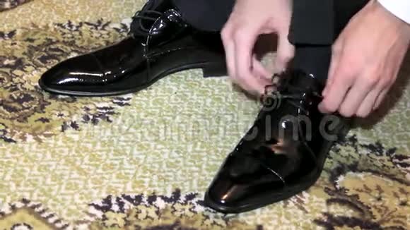 穿黑鞋系鞋带的人视频的预览图