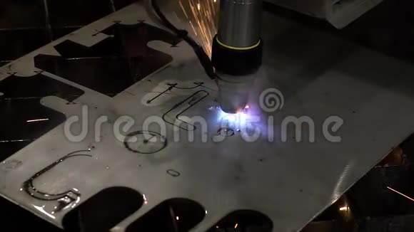 工业机器人激光切割机切割金属零件精度高金工数控铣床切割金属视频的预览图