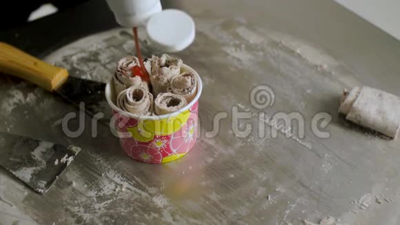 油炸冰淇淋的制作过程剪辑泰国冷冻锅炒冰淇淋卷有机的天然的滚冰视频的预览图