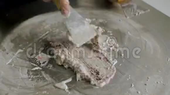 油炸冰淇淋的制作过程剪辑泰国冷冻锅炒冰淇淋卷有机的天然的滚冰视频的预览图