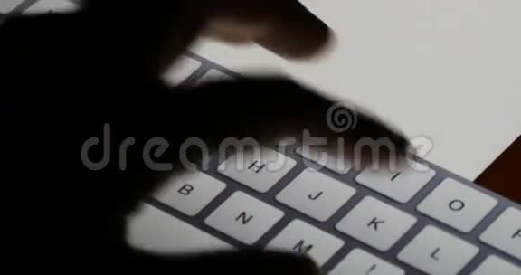 4k手指操作触摸屏上的触摸输入电子邮件虚拟键盘视频的预览图