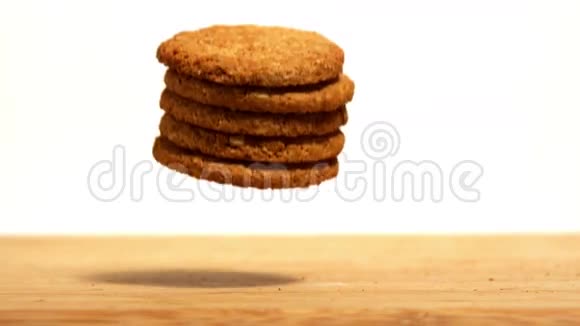 饼干掉在木桌上视频的预览图