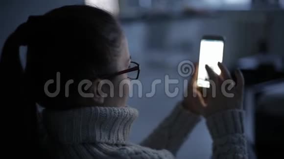 白人女性使用智能手机手机屏幕反映在眼镜上社会网络技术沟通观念视频的预览图