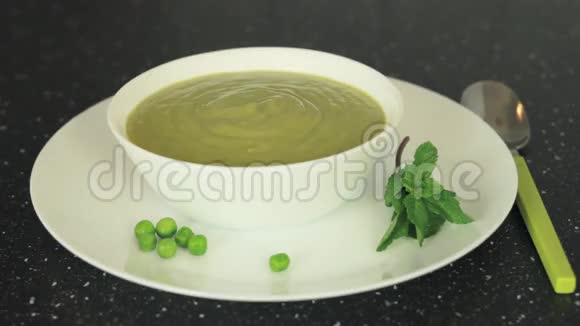 提供健康的白碗素食甜汤用薄荷装饰视频的预览图