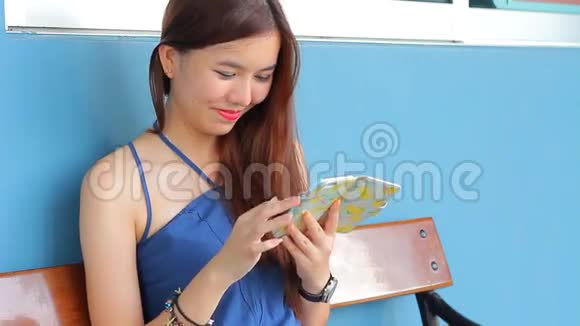 非常高兴的泰国成人美丽的阅读信息智能手机视频的预览图
