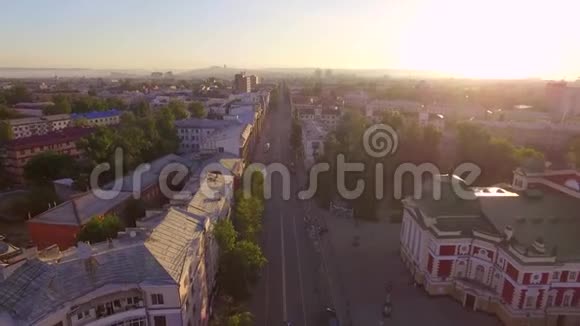 空中摄影一个大城市的早晨夏天伊尔库茨克视频的预览图