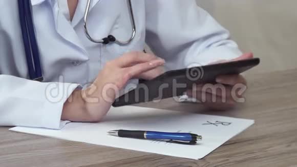 医生把药片放好然后填表格视频的预览图