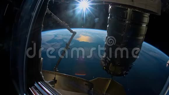 从国际空间站的窗口看地球这张图片的元素由美国宇航局提供ISS057标准视频的预览图