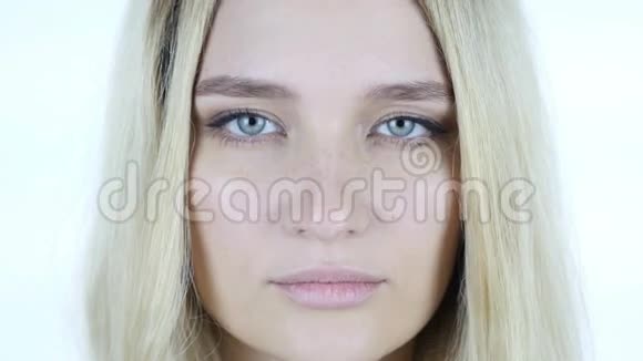 女人脸的特写镜头眨眨眼视频的预览图