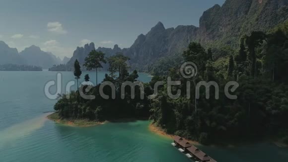 泰国热带丛林湖Cheolan无人机飞行野山自然国家公园游艇岩石视频的预览图