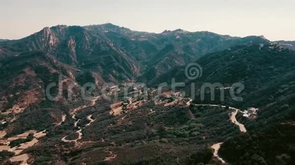电影空中全景视频从直升机上看到马里布的山脉加州洛杉矶视频的预览图