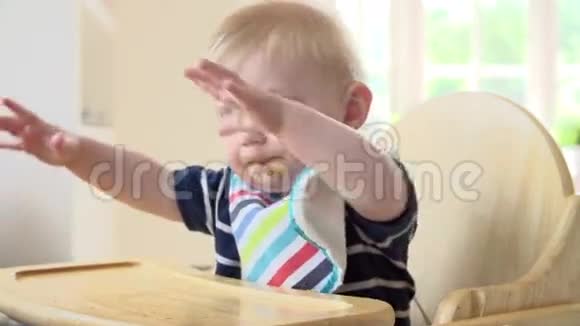 高椅男婴慢动作序列视频的预览图