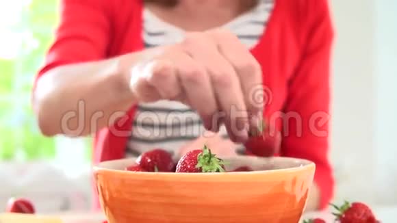 从碗里挑一个新鲜草莓吃视频的预览图
