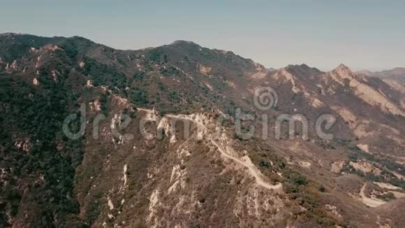 电影空中全景视频从直升机上看到马里布的山脉加州洛杉矶视频的预览图