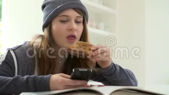 发送短信时吃早餐的少女视频的预览图